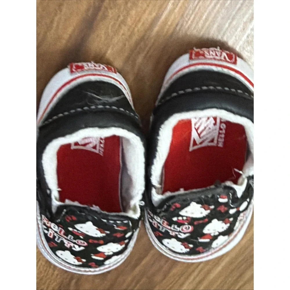 VANS Hello Kitty Baby Girls Sz 3 Soft Sole Shoes EUC